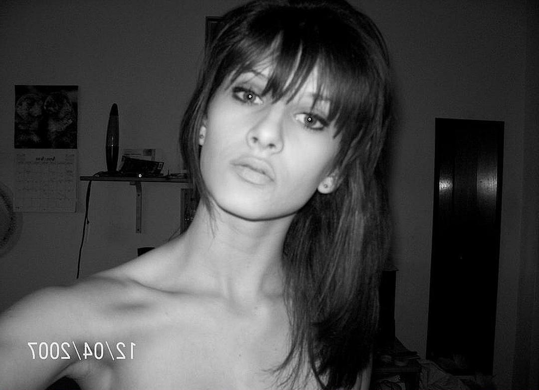 16P Photos of a girl naked in my room