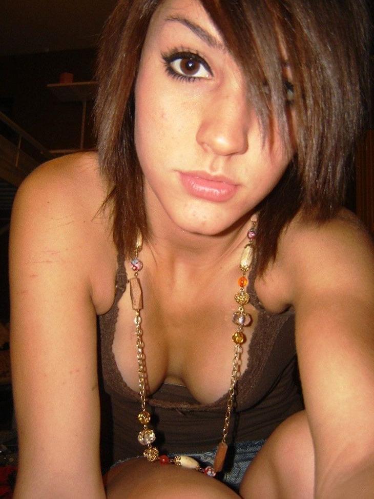 16P Hookers posing and spreading their legs