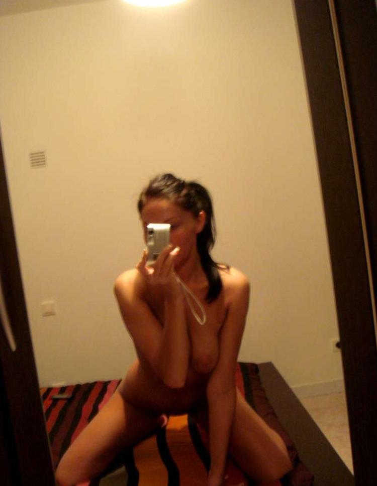 15P Pictures of lovely Maria posing and playing with her cam