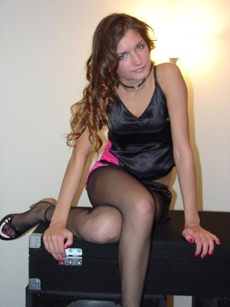 16P A nice emo chick toys with her pussy