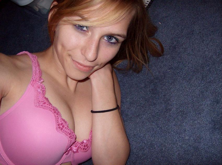 15P Picture gallery of topless chicks self-shooting