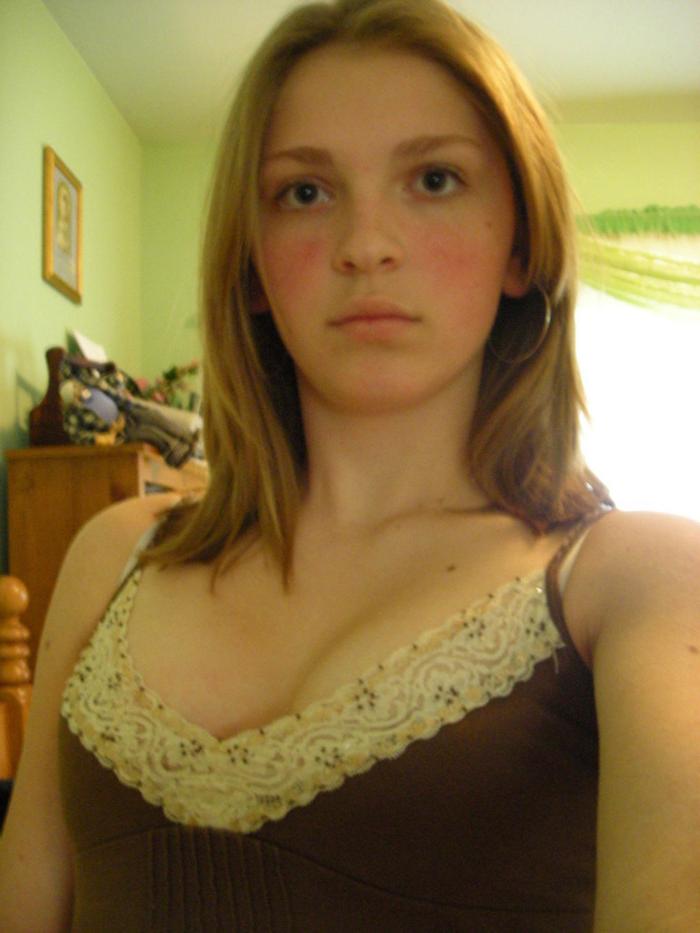 15P Picture gallery of topless chicks self-shooting
