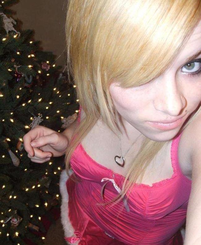 16P Pictures of a pretty babe posing in her room