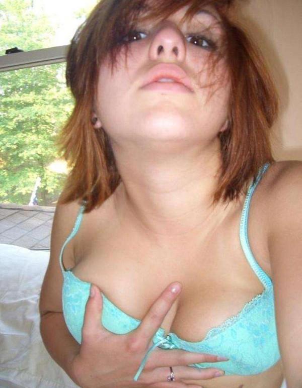 15P Big-boob blonde posing