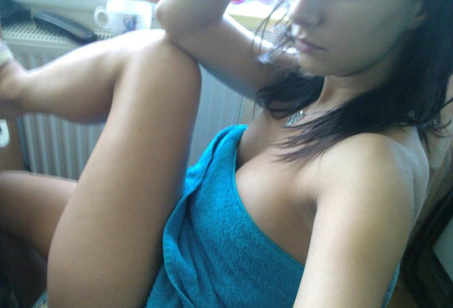 15P Pictures of lovely Maria posing and playing with her cam