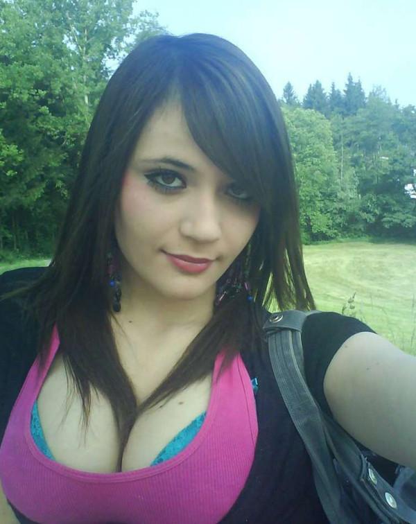 15P Big-boob blonde posing