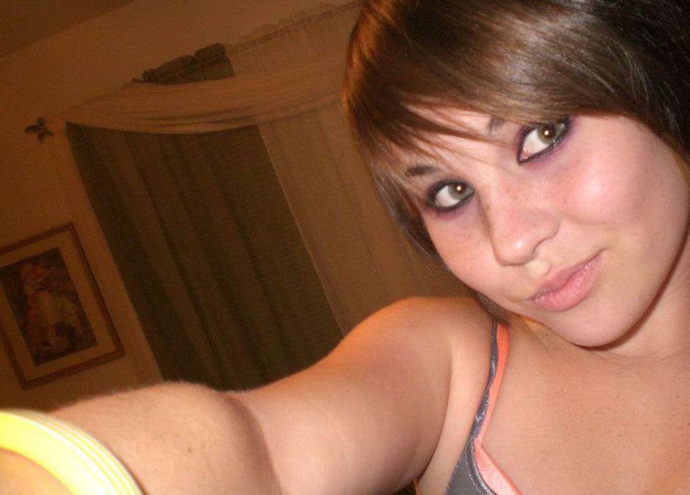15P Picture gallery of topless chicks self-shooting