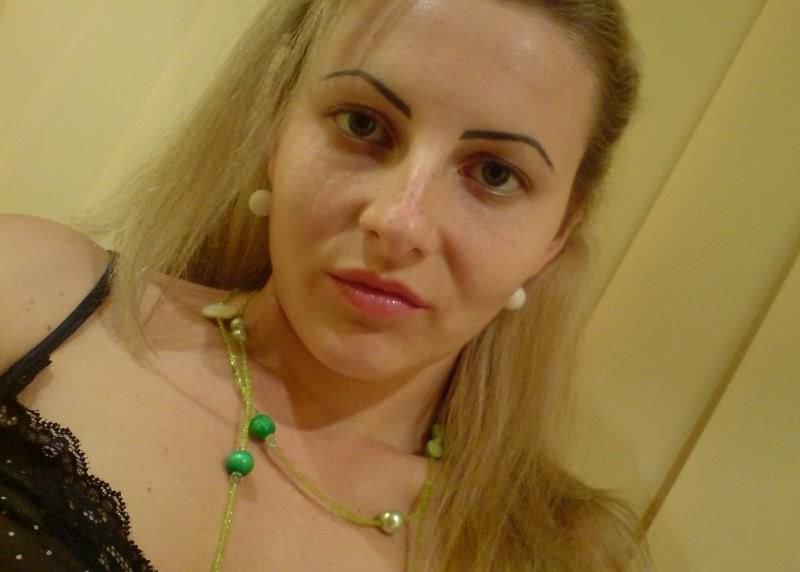 15P Picture gallery of topless chicks self-shooting