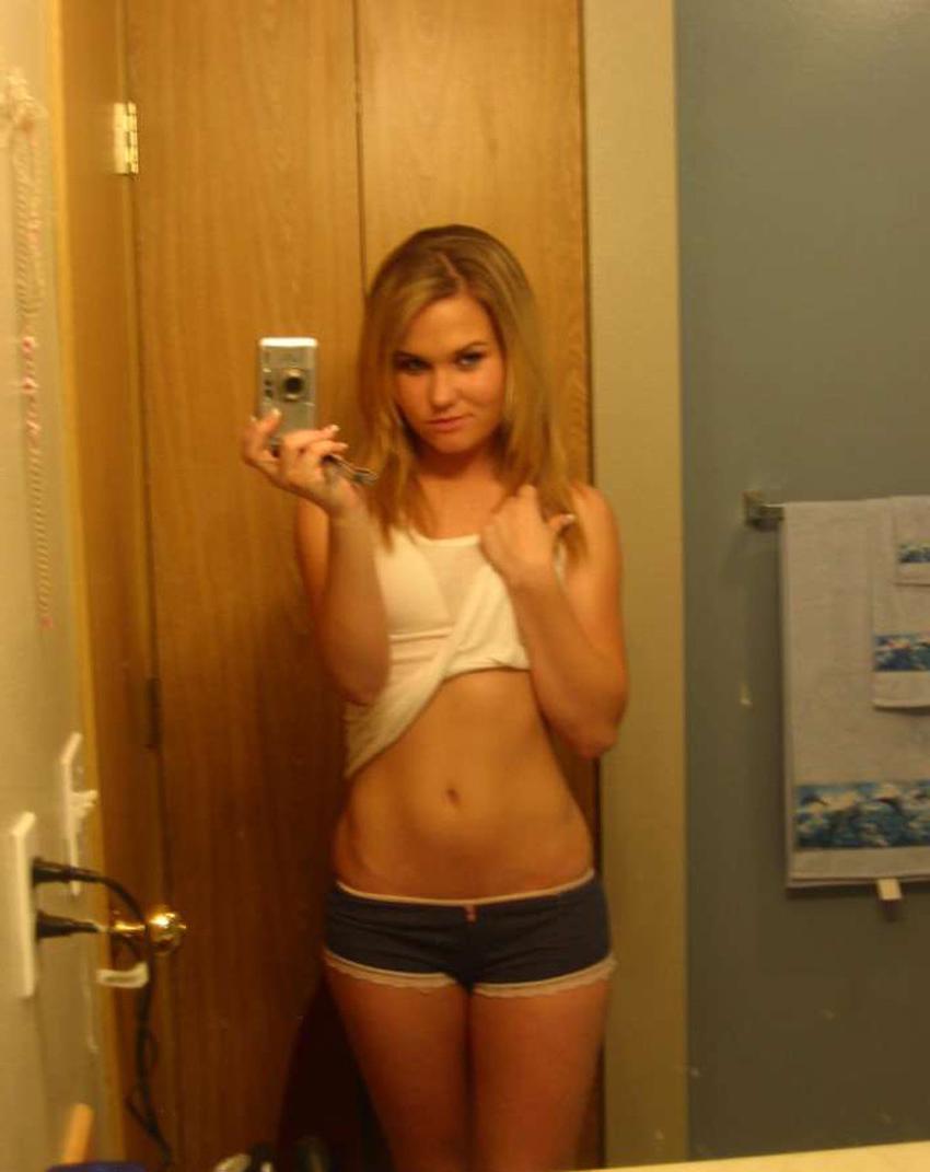 15P Picture gallery of topless chicks self-shooting