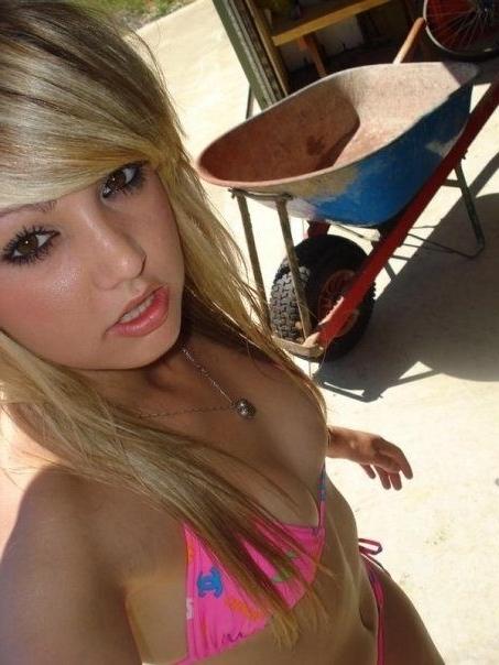 16P Beautiful redhead posing