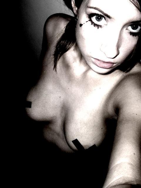 15P Pictures of a pretty babe posing in her room