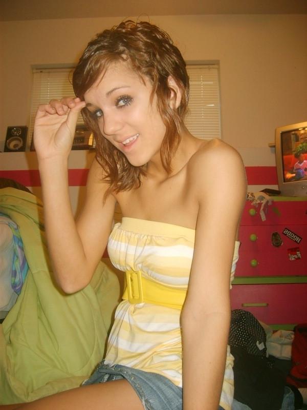 16P Beautiful redhead posing