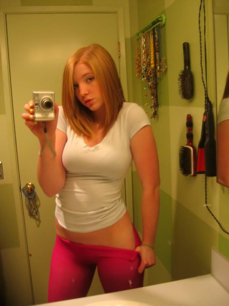 16P Pictures of a pretty girlfriend wearing sexy thongs