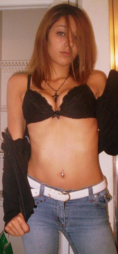 15P Emo blonde babe sucks and pose