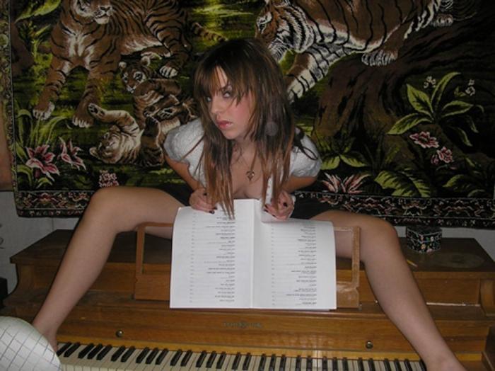 16P Babes in sexy beach shots