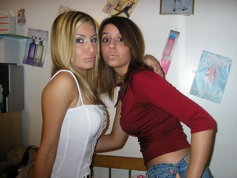 16P Photos of a girl naked in my room
