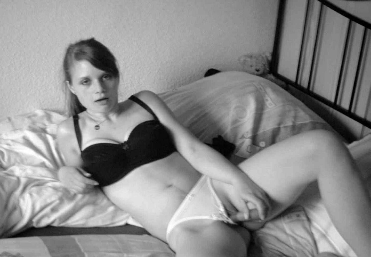 16P Masturbating babe in black and white photos