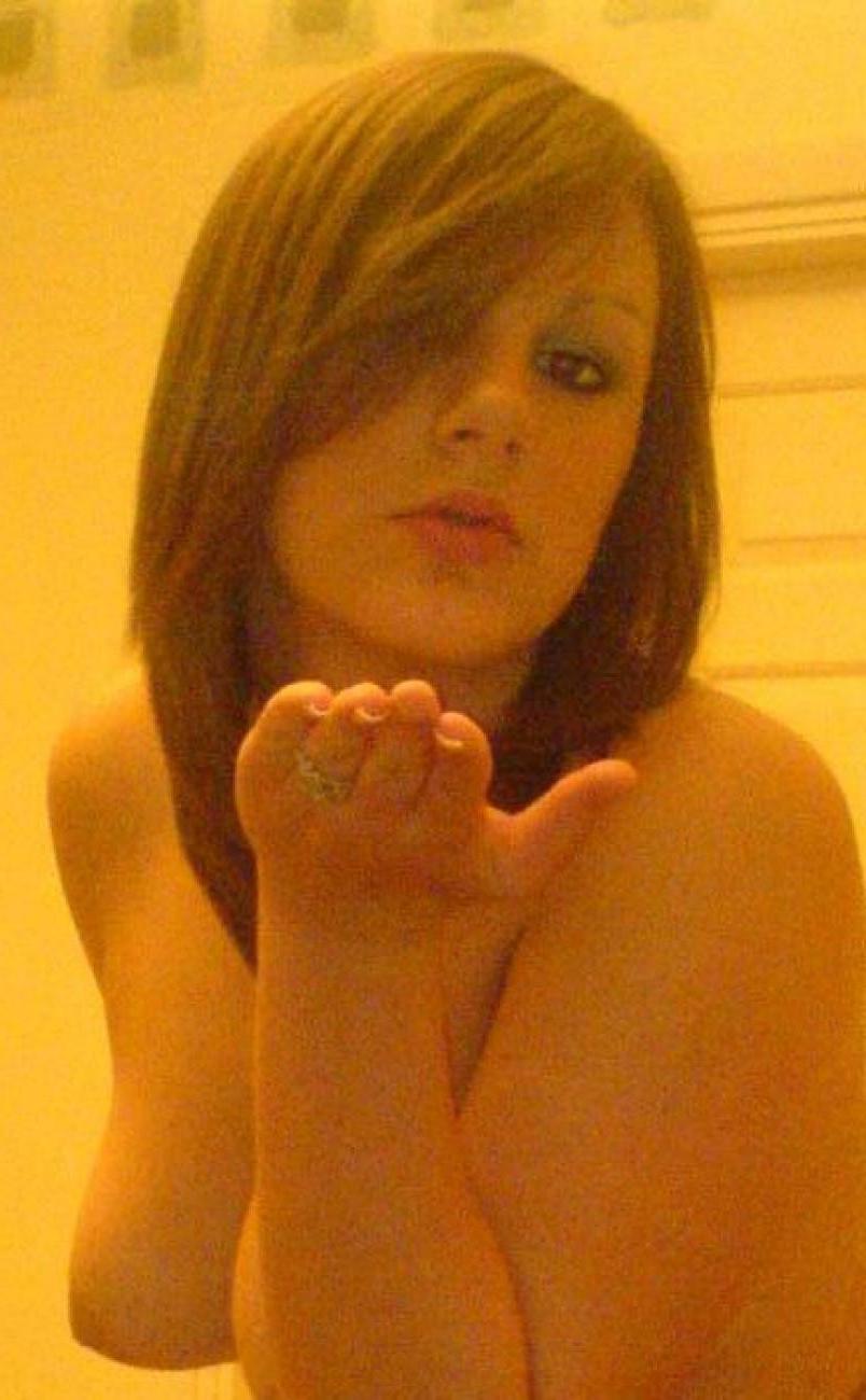 15P One hot and sexy gorgeous MILF shows off her amazing naked body