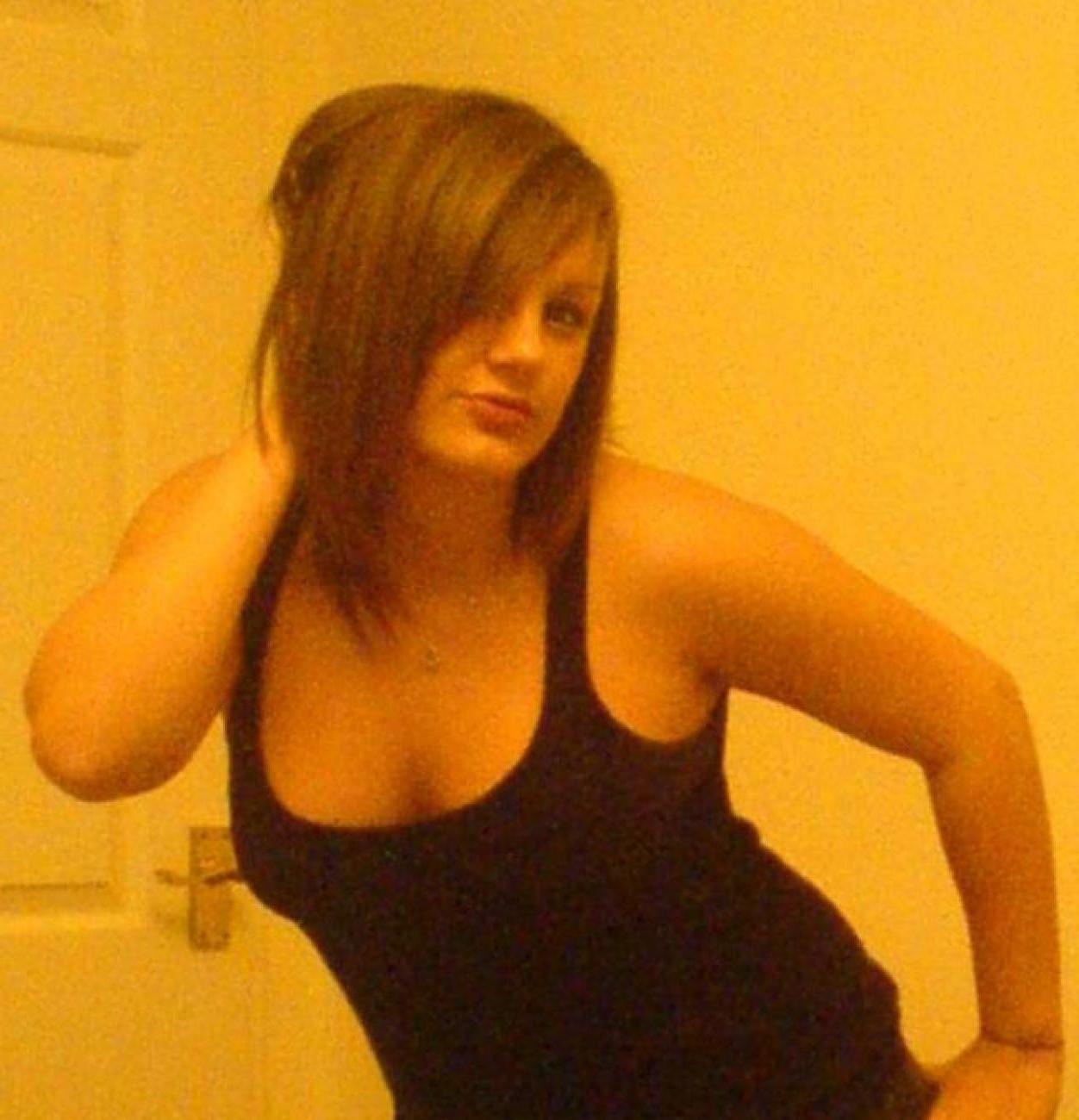 15P One hot and sexy gorgeous MILF shows off her amazing naked body
