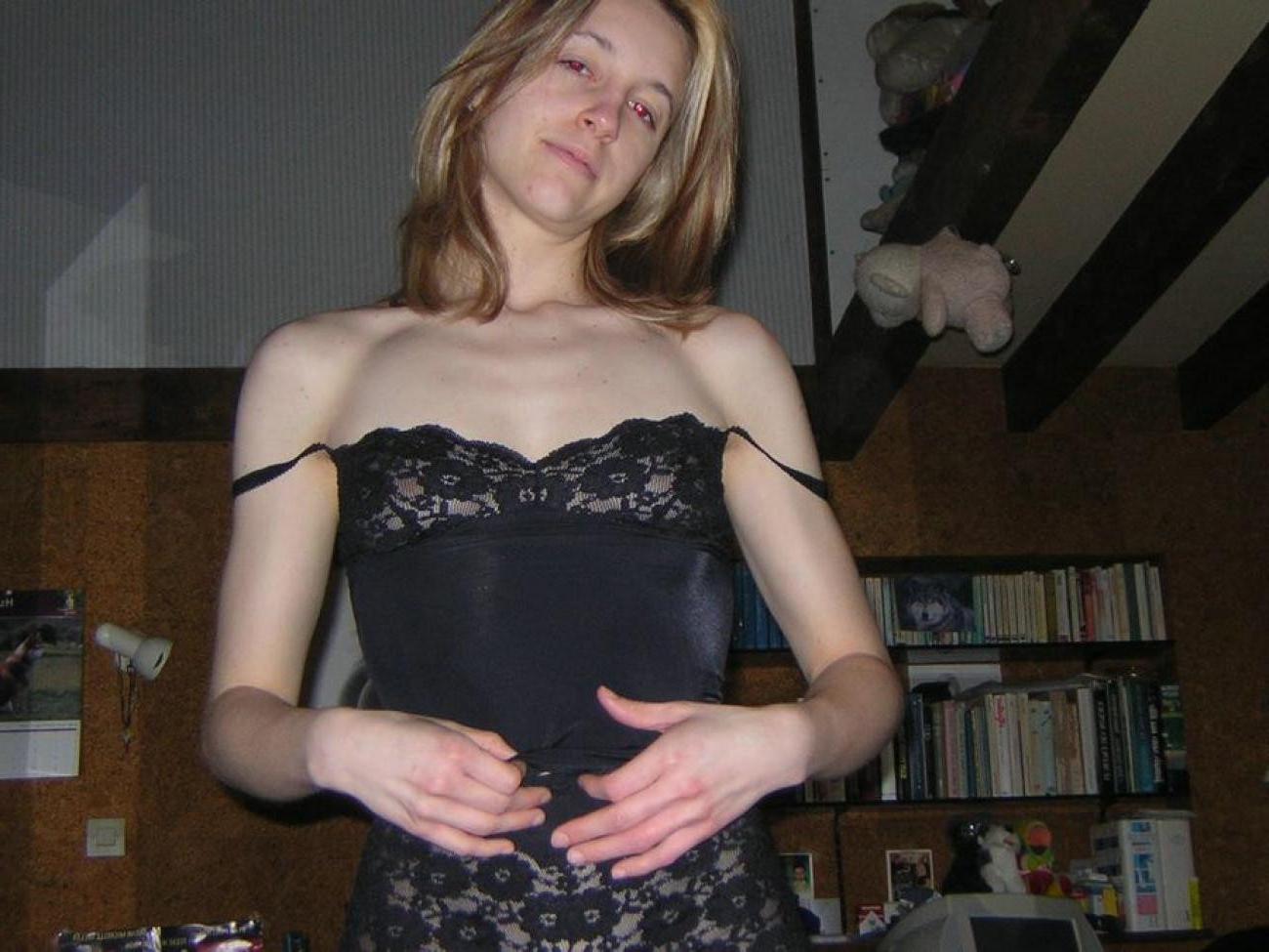 16P Ericka fucking herself in bed with a glass dildo