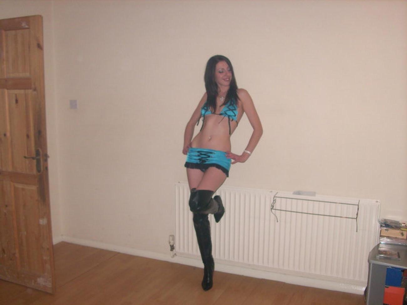 15P Photos of a hot wife showing off her sexy body