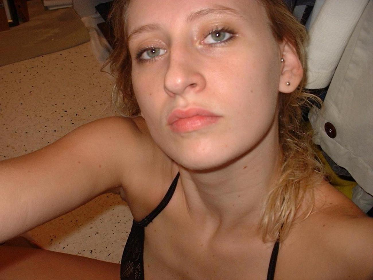 16P Kinky MILF displays her body while posing nude