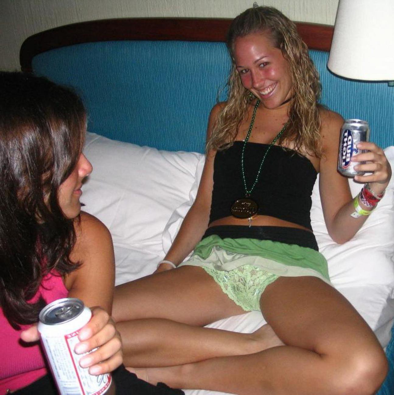 15P Pics of hot blonde posing on the bed