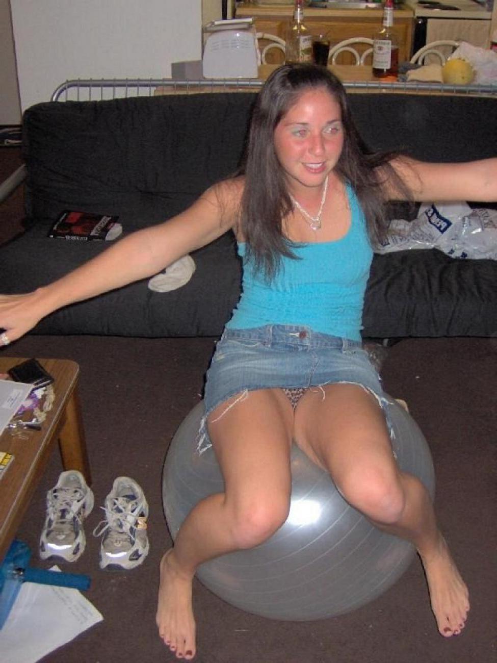 15P Pics of hot blonde posing on the bed