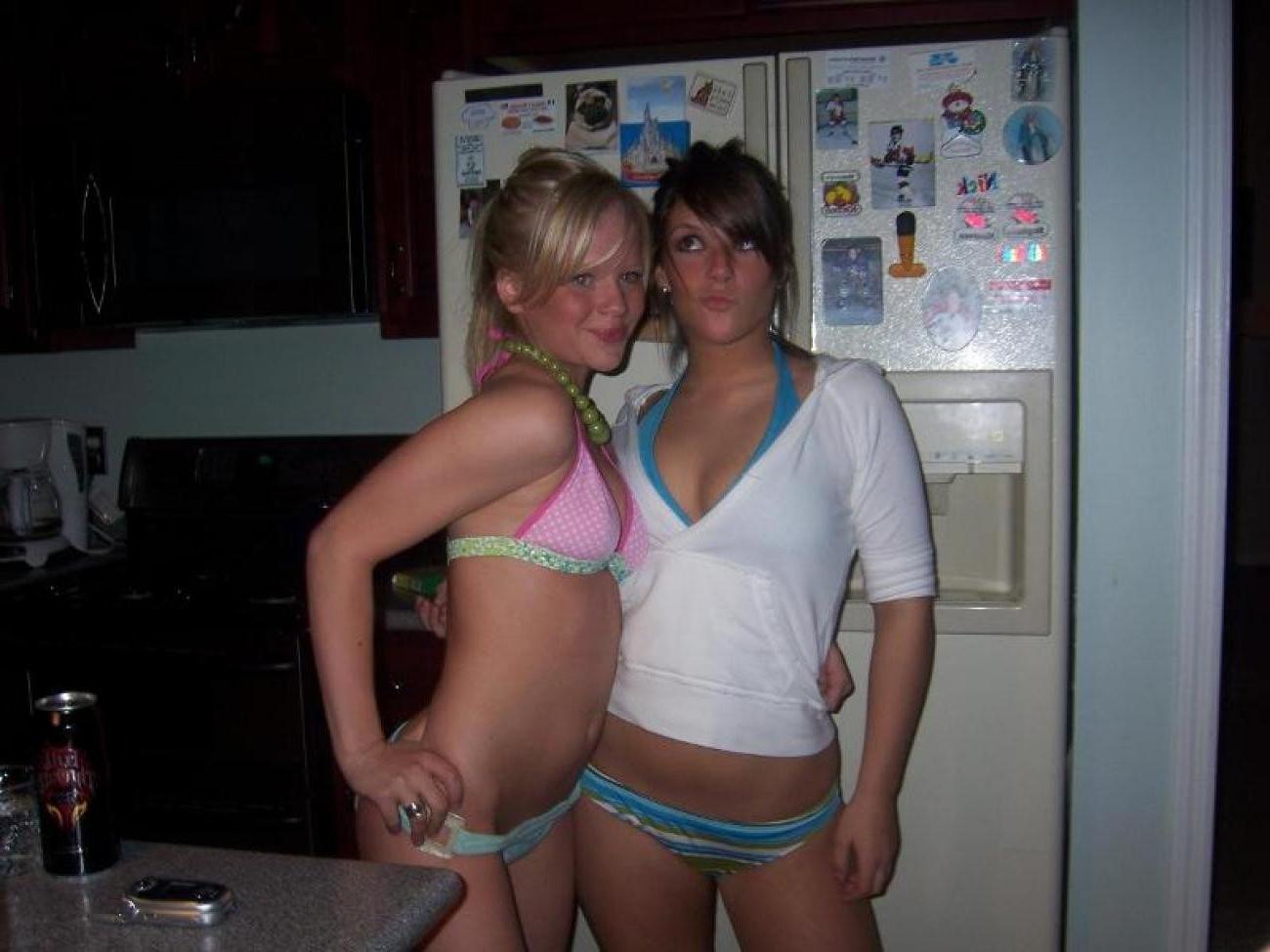15P Pics of hot blonde posing on the bed
