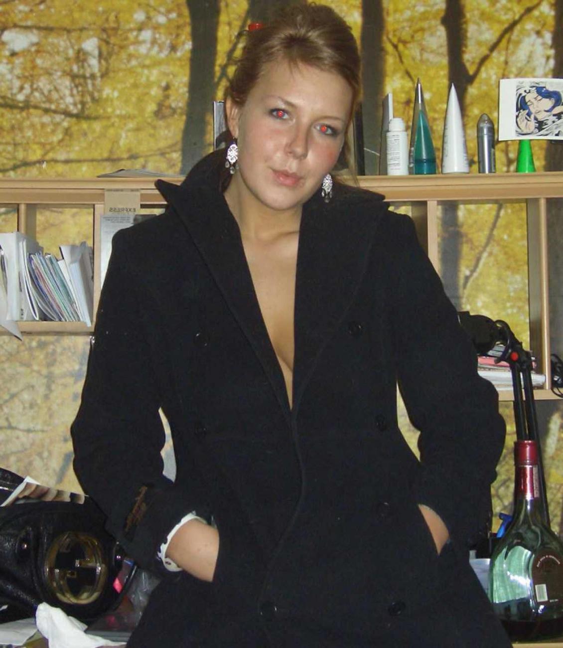 15P Pictures of a naughty MILF getting hot with her gardener