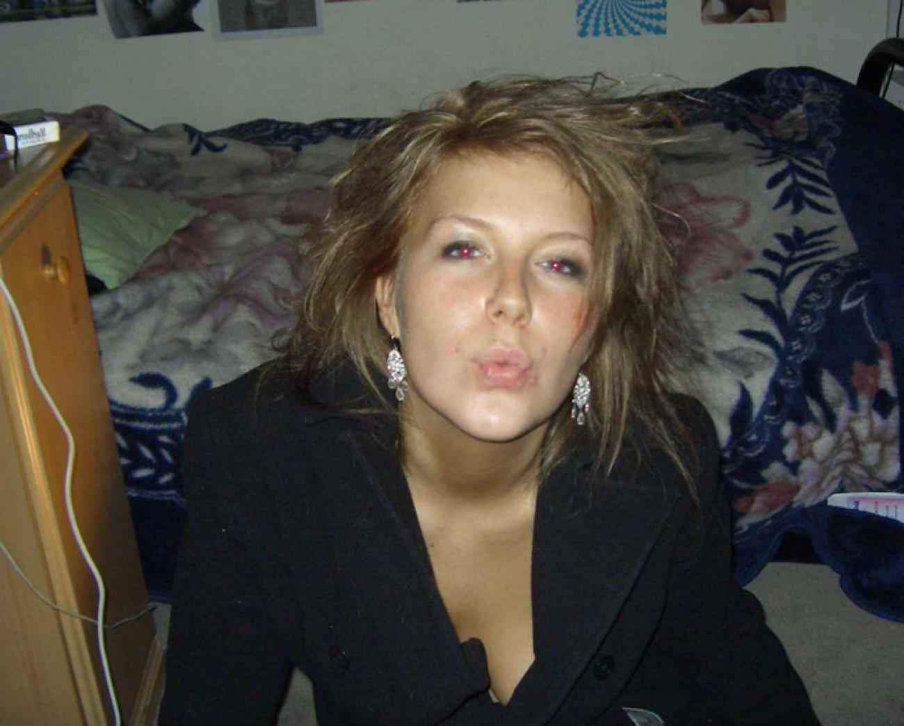 15P Pictures of a naughty MILF getting hot with her gardener