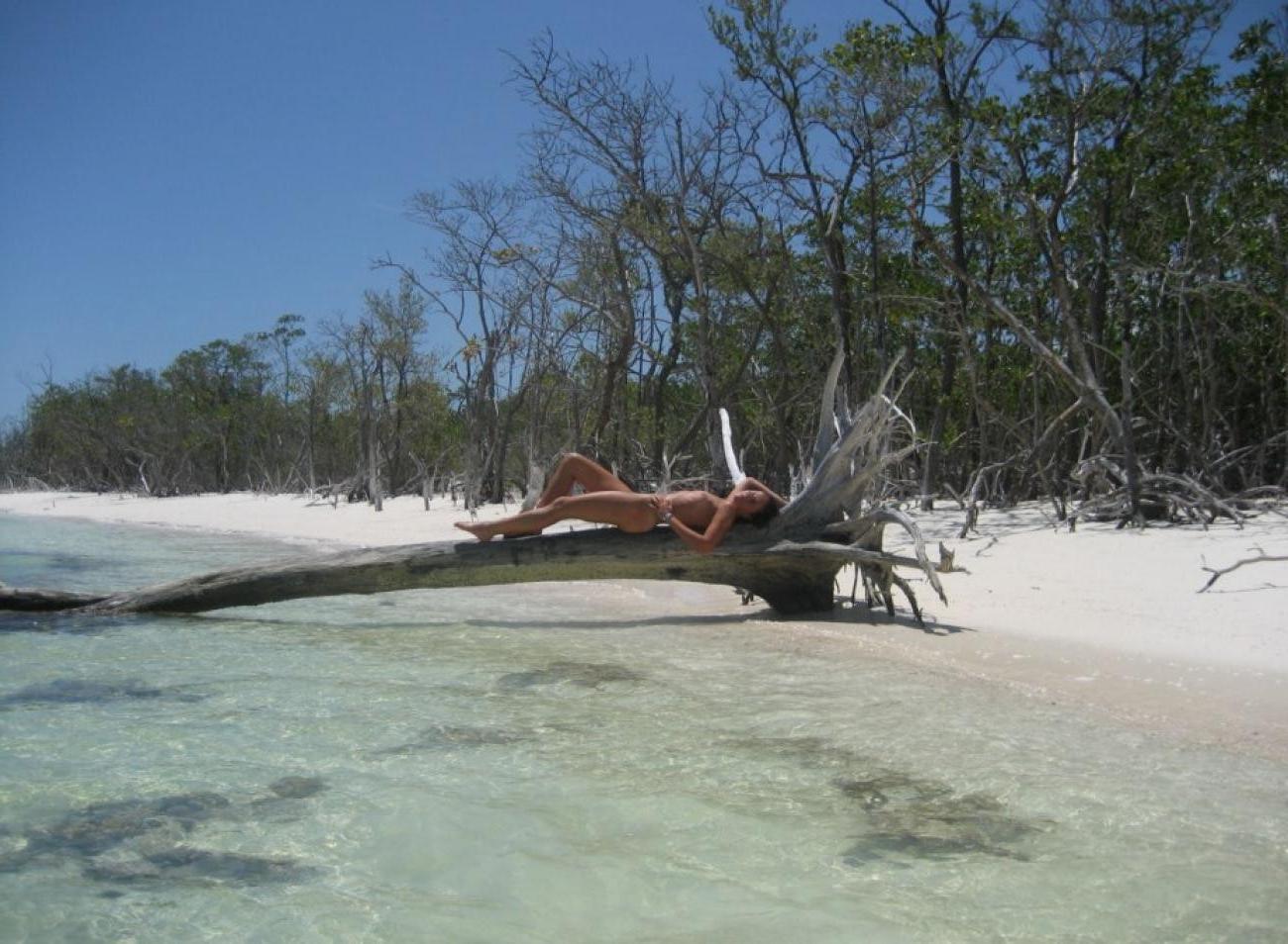 15P Pictures of a topless wife in a beach