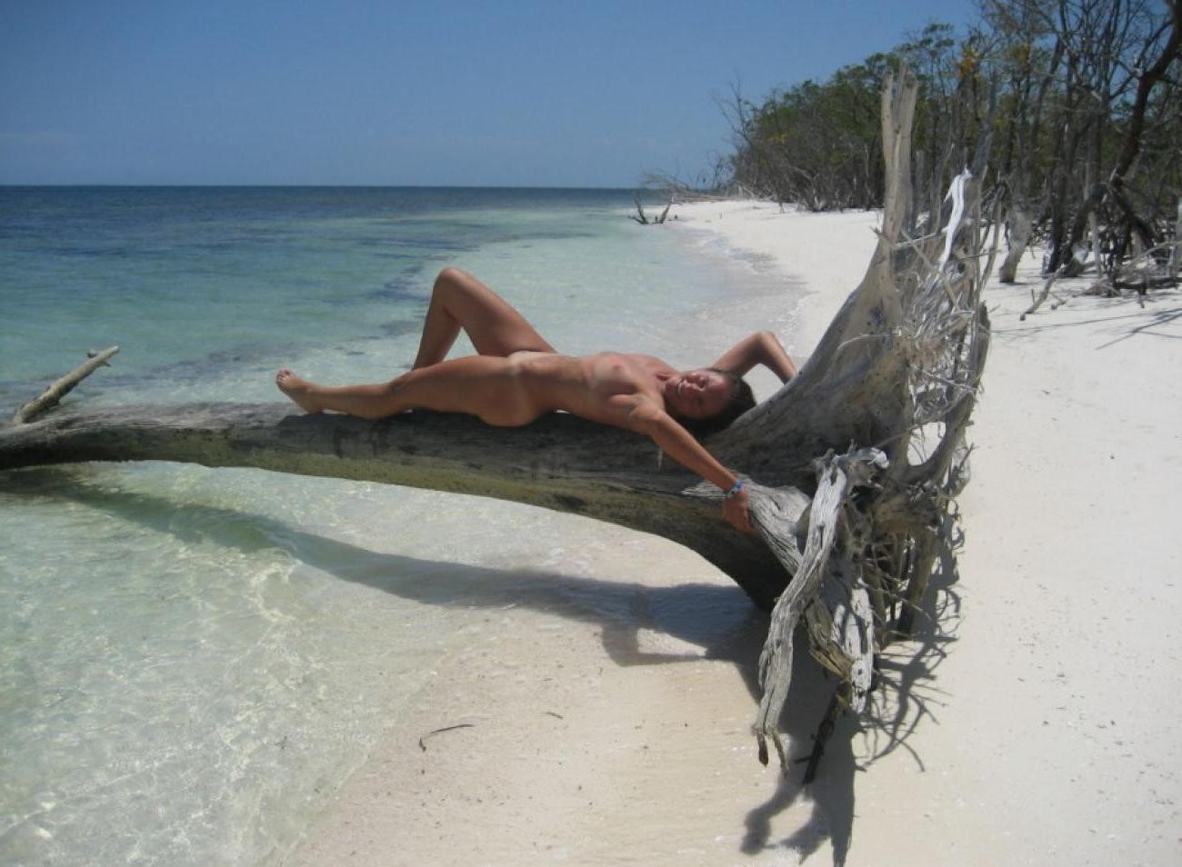 15P Pictures of a topless wife in a beach
