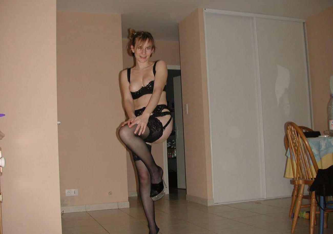 15P Pictures of a wife in lingerie who got naked