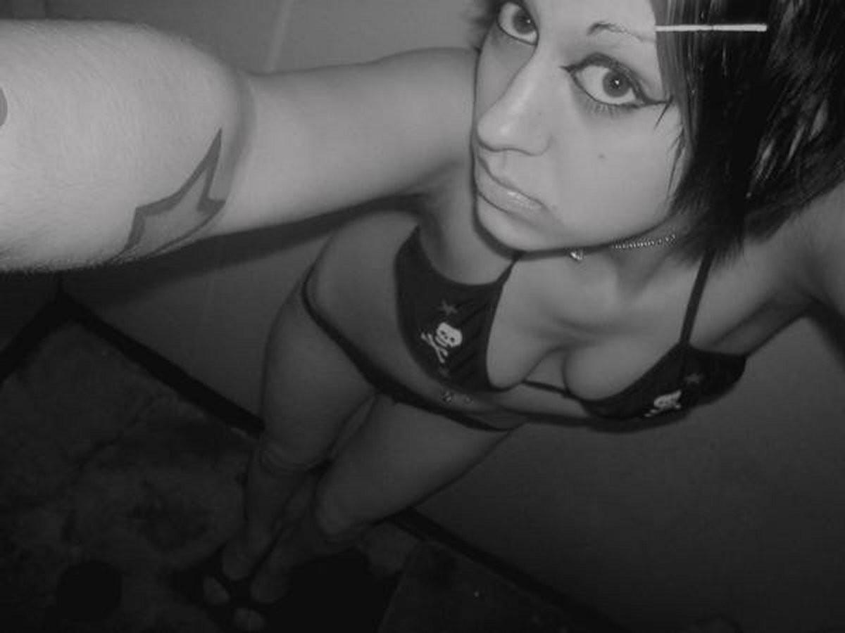 12P Tasty Emo Girfriend Flashes Tiny Titties