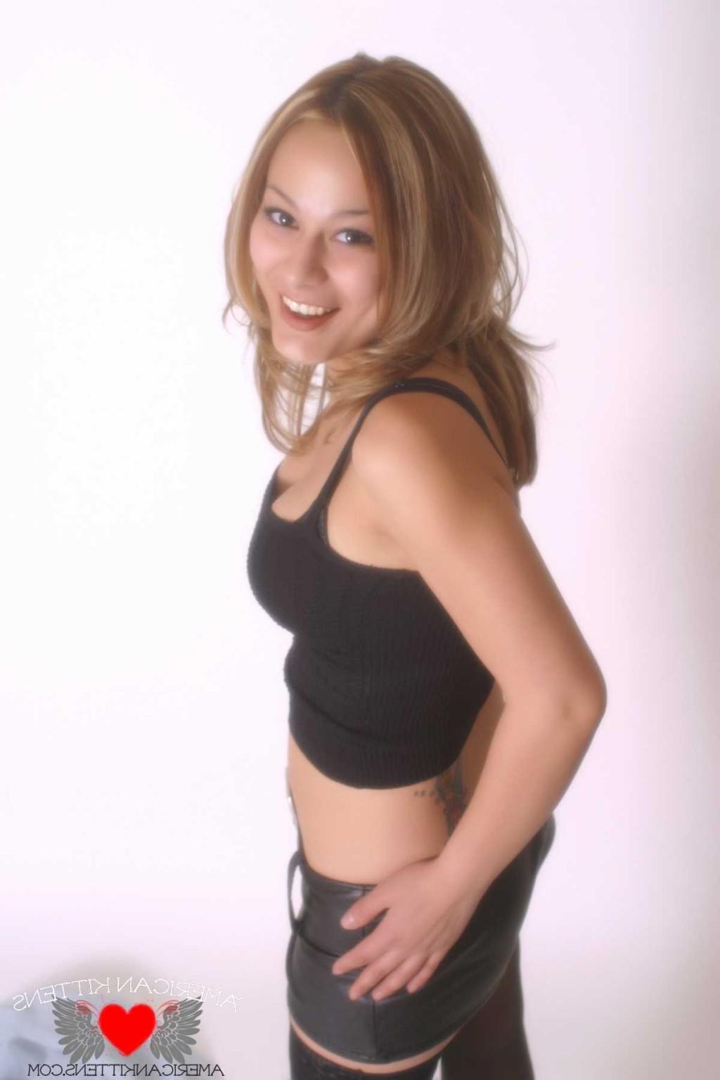 18P Daisy is looking so smokin hot in this tiny miniskirt meeoowwww she is so sexy i