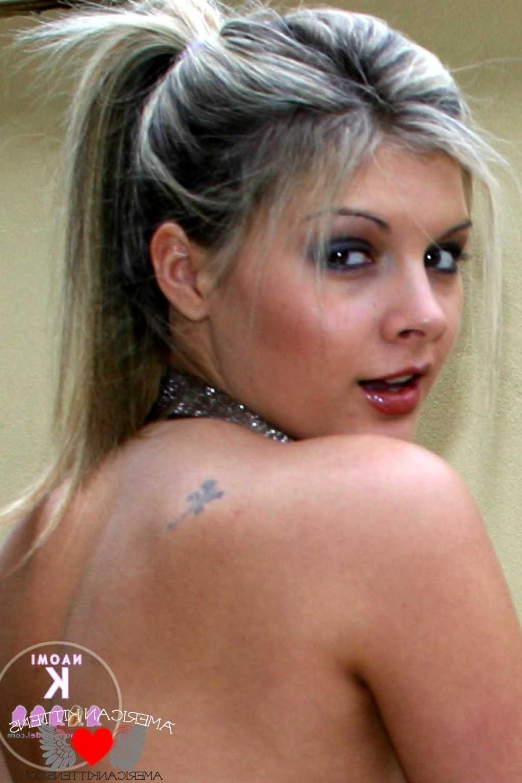 18P Naomi is topless but she keeps her brown boots on and she looks amazing outdoors