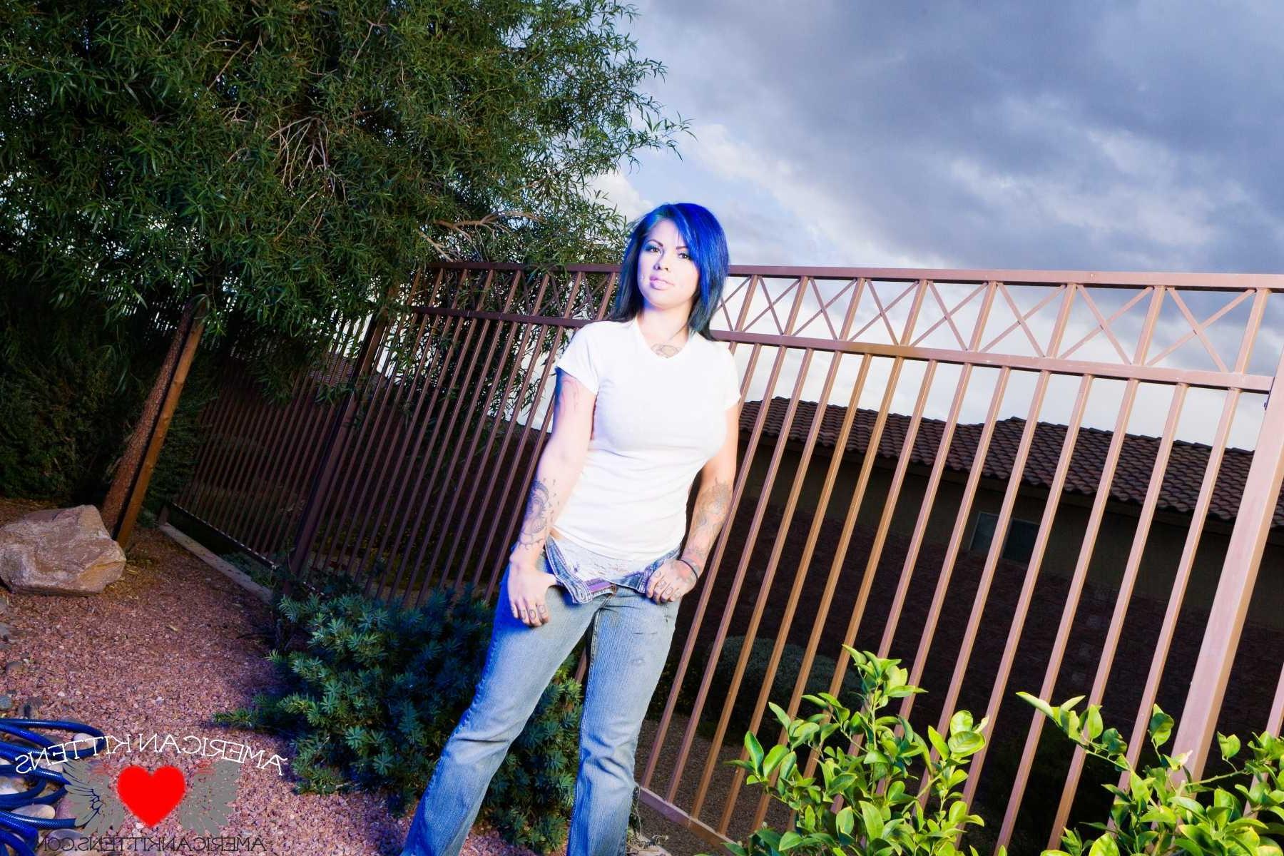 18P Gorgeous Nitemare outside in jeans and a t shirt