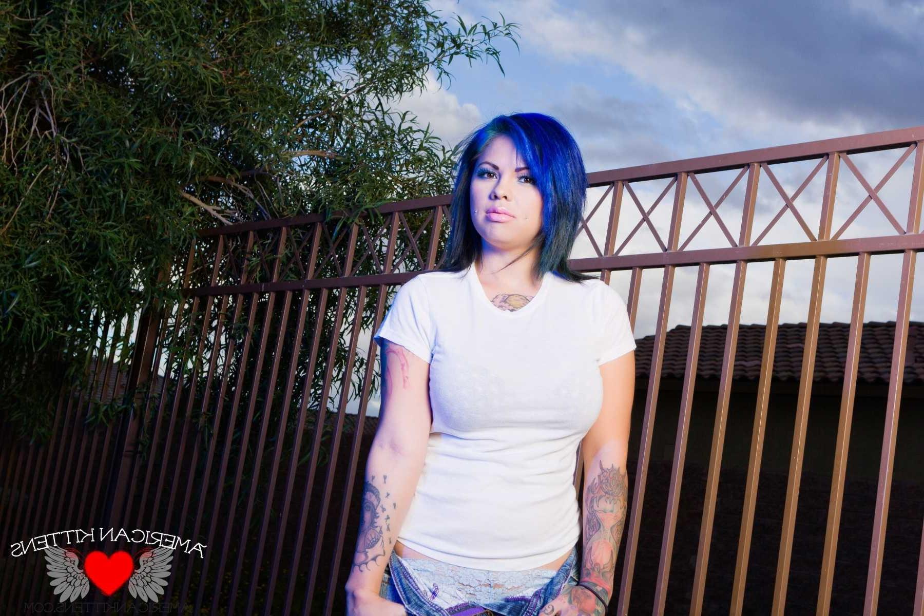 18P Gorgeous Nitemare outside in jeans and a t shirt