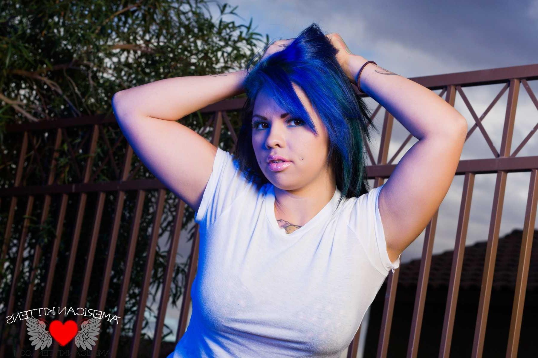 18P Gorgeous Nitemare outside in jeans and a t shirt
