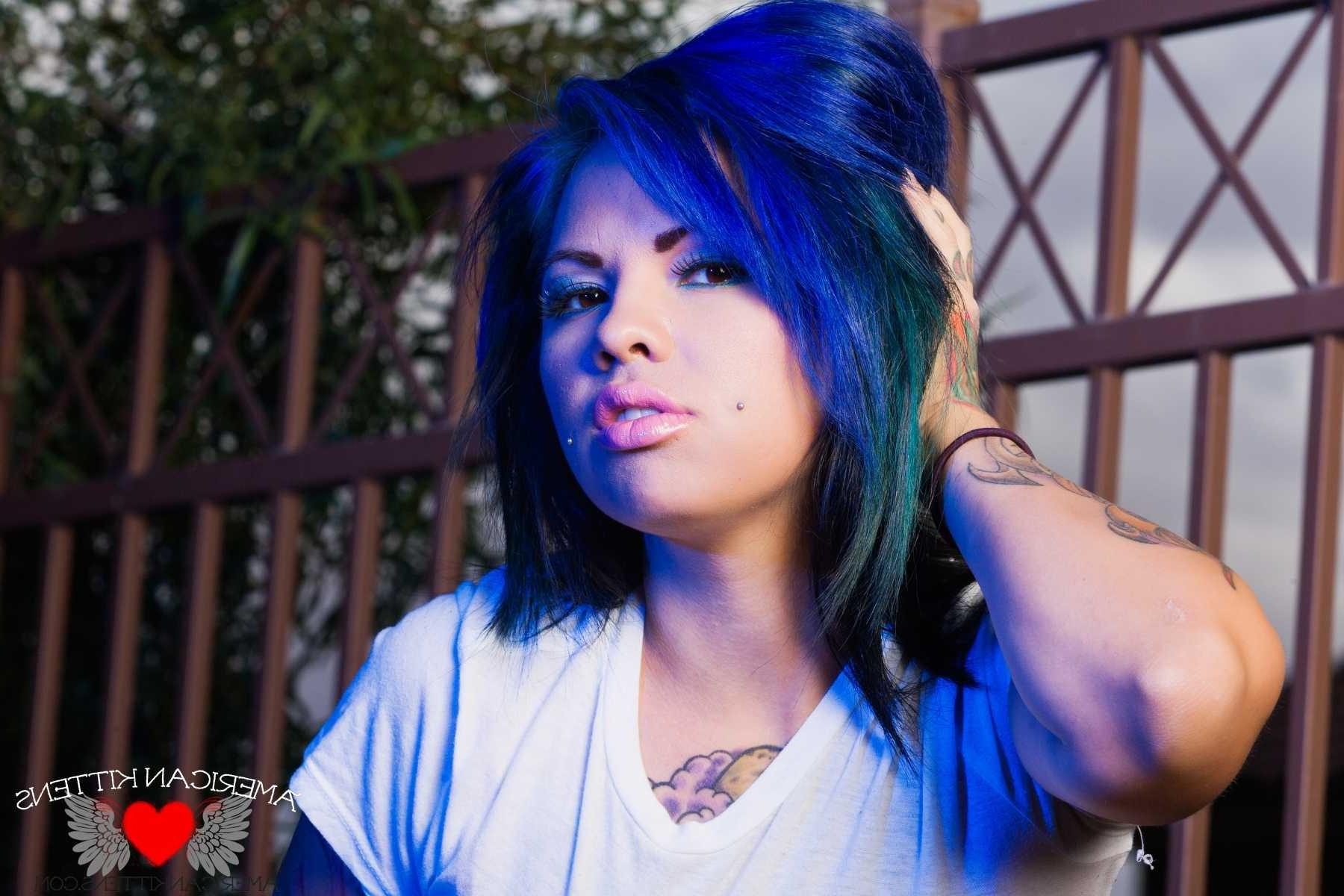 18P Gorgeous Nitemare outside in jeans and a t shirt