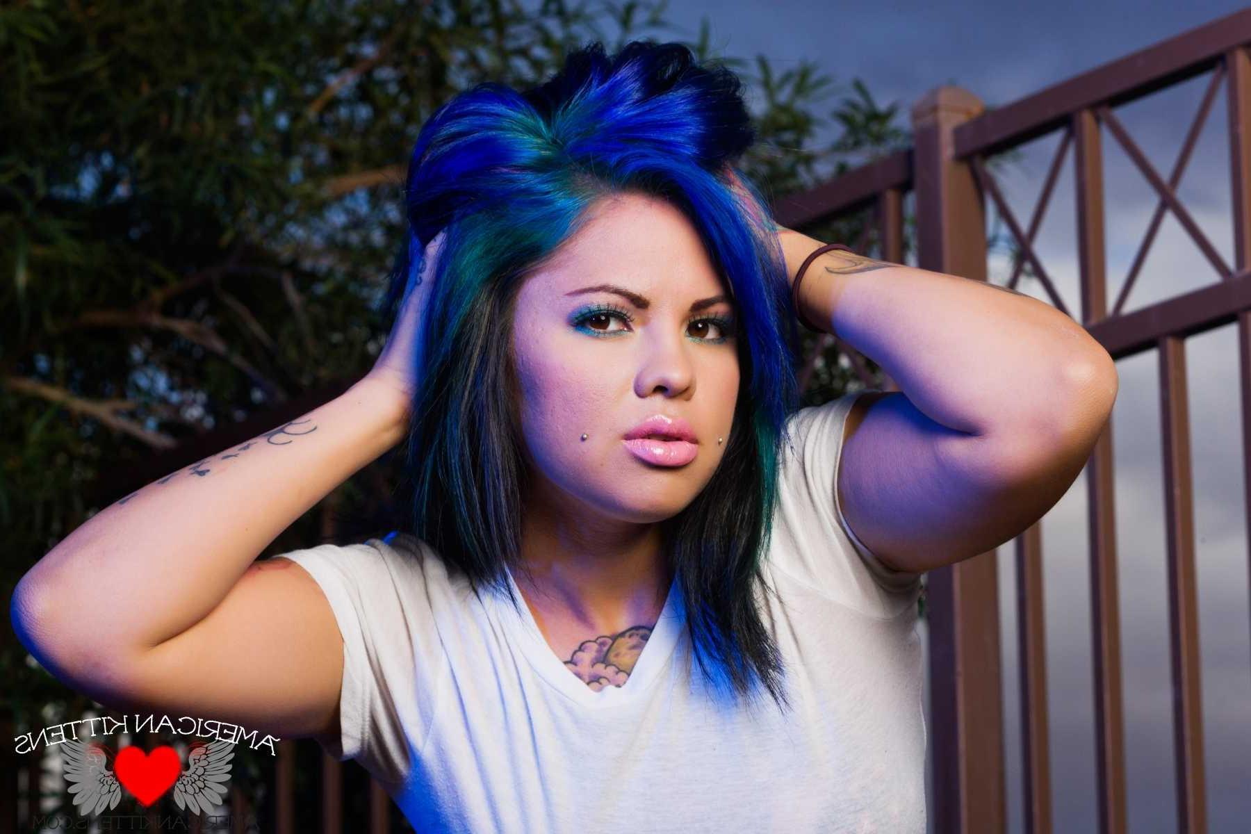 18P Gorgeous Nitemare outside in jeans and a t shirt