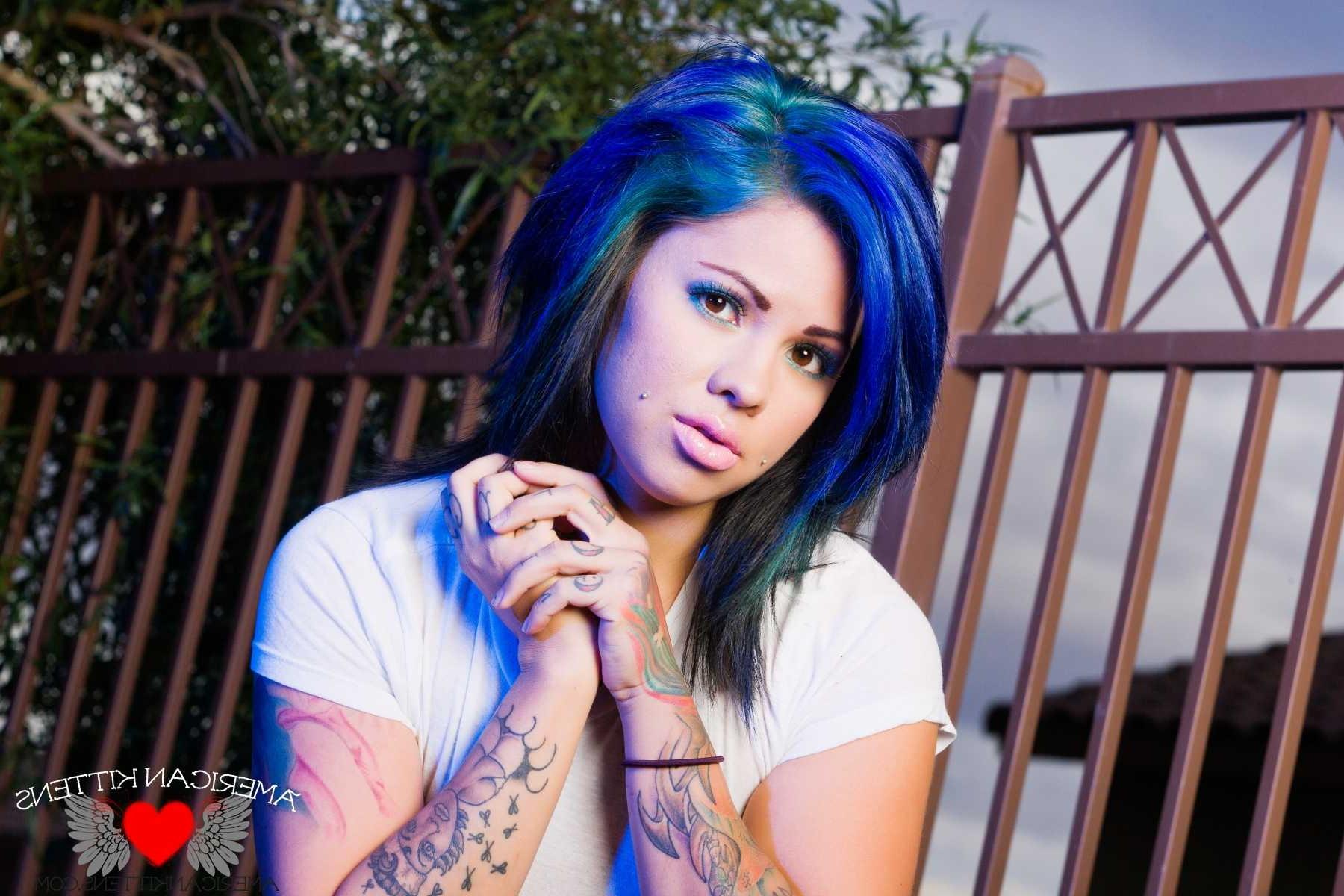 18P Gorgeous Nitemare outside in jeans and a t shirt