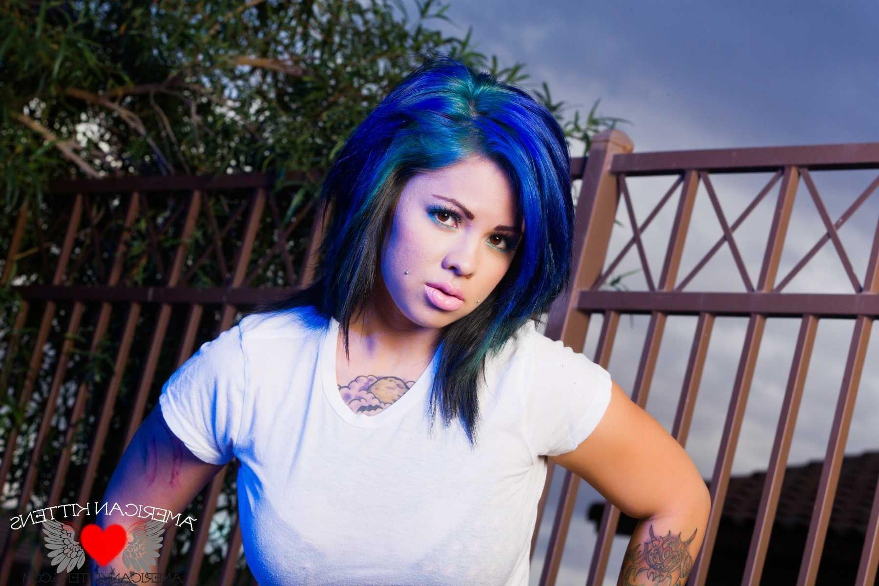 18P Gorgeous Nitemare outside in jeans and a t shirt