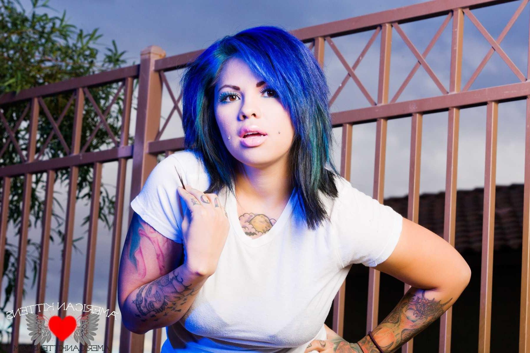 18P Gorgeous Nitemare outside in jeans and a t shirt