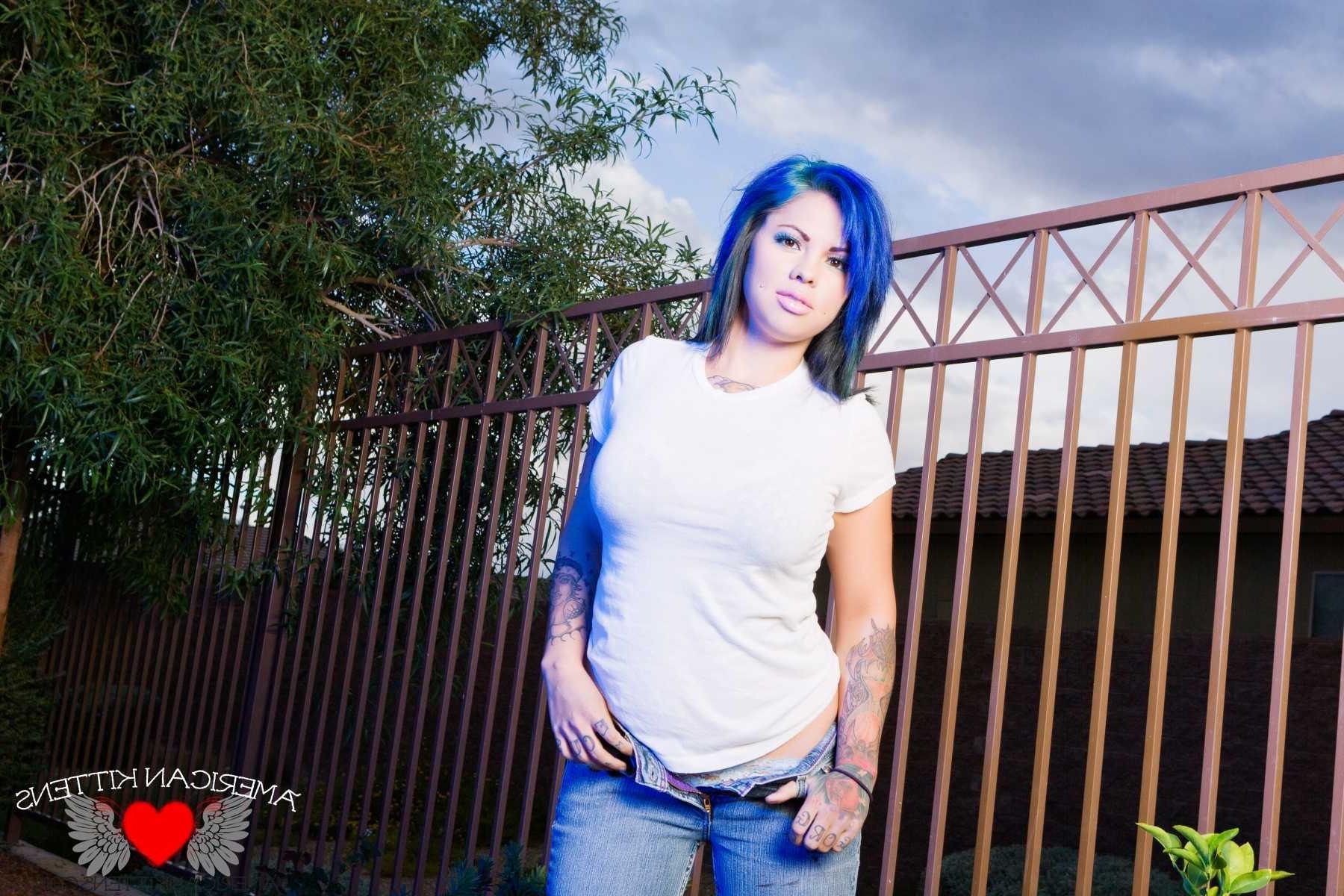18P Gorgeous Nitemare outside in jeans and a t shirt