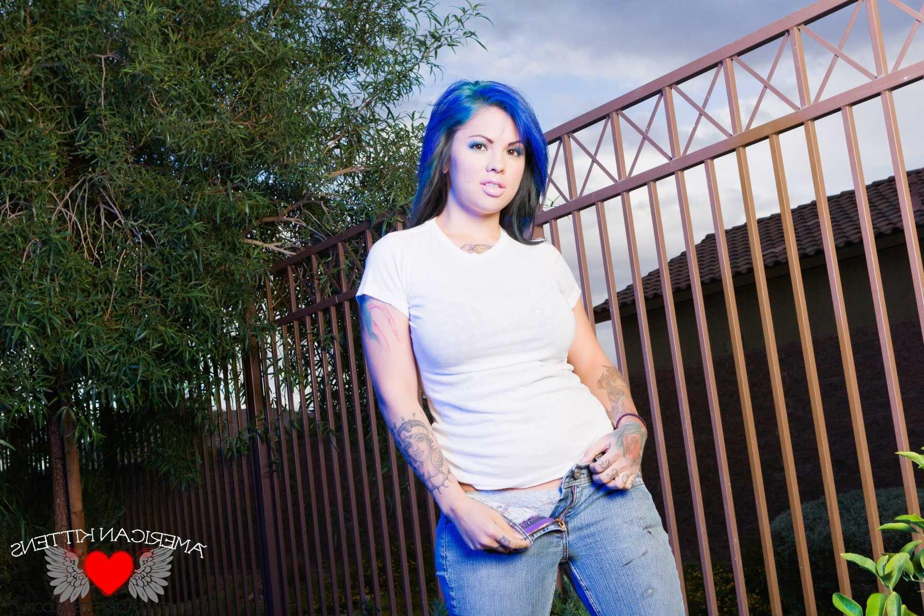 18P Gorgeous Nitemare outside in jeans and a t shirt