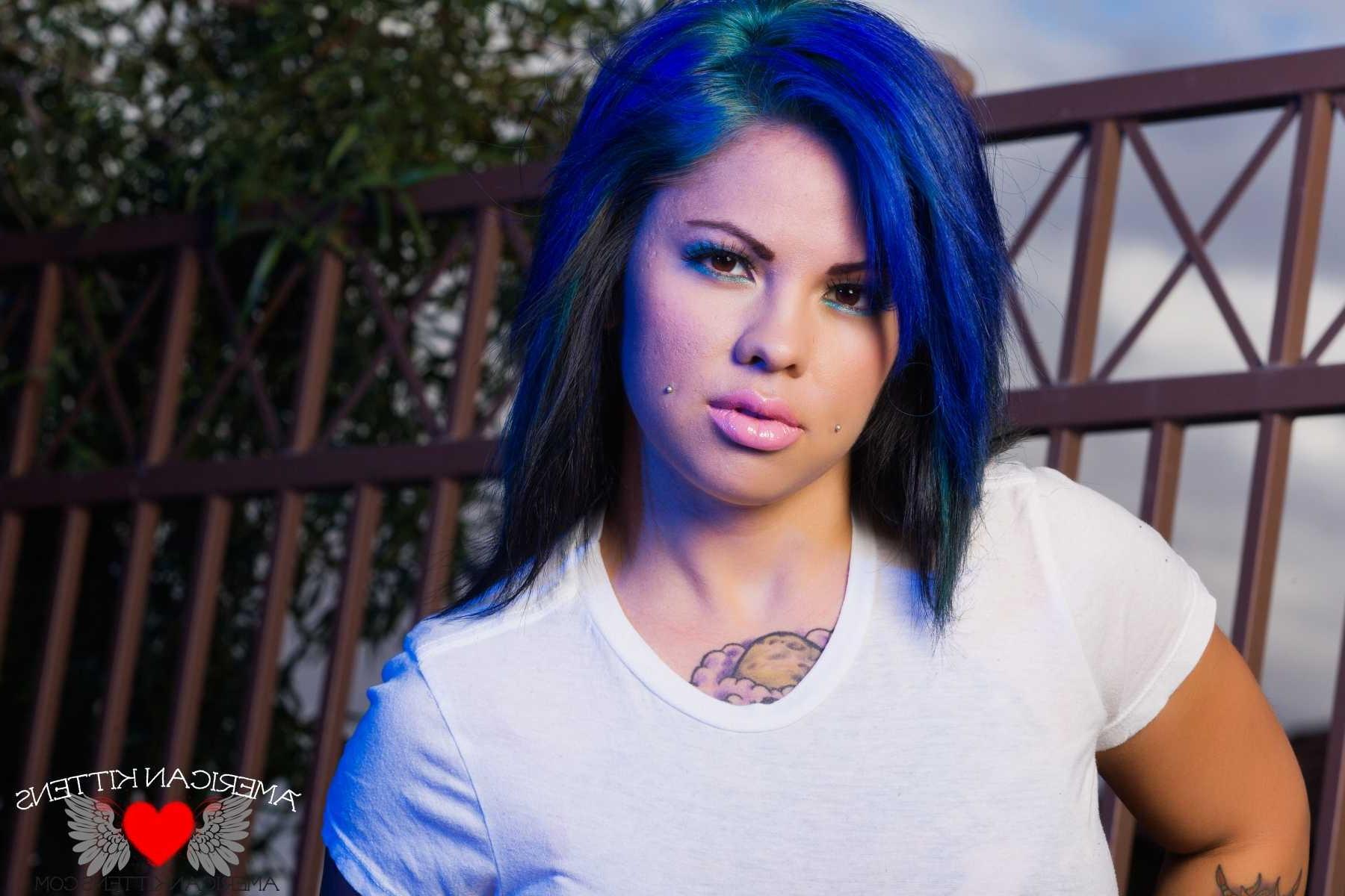 18P Gorgeous Nitemare outside in jeans and a t shirt
