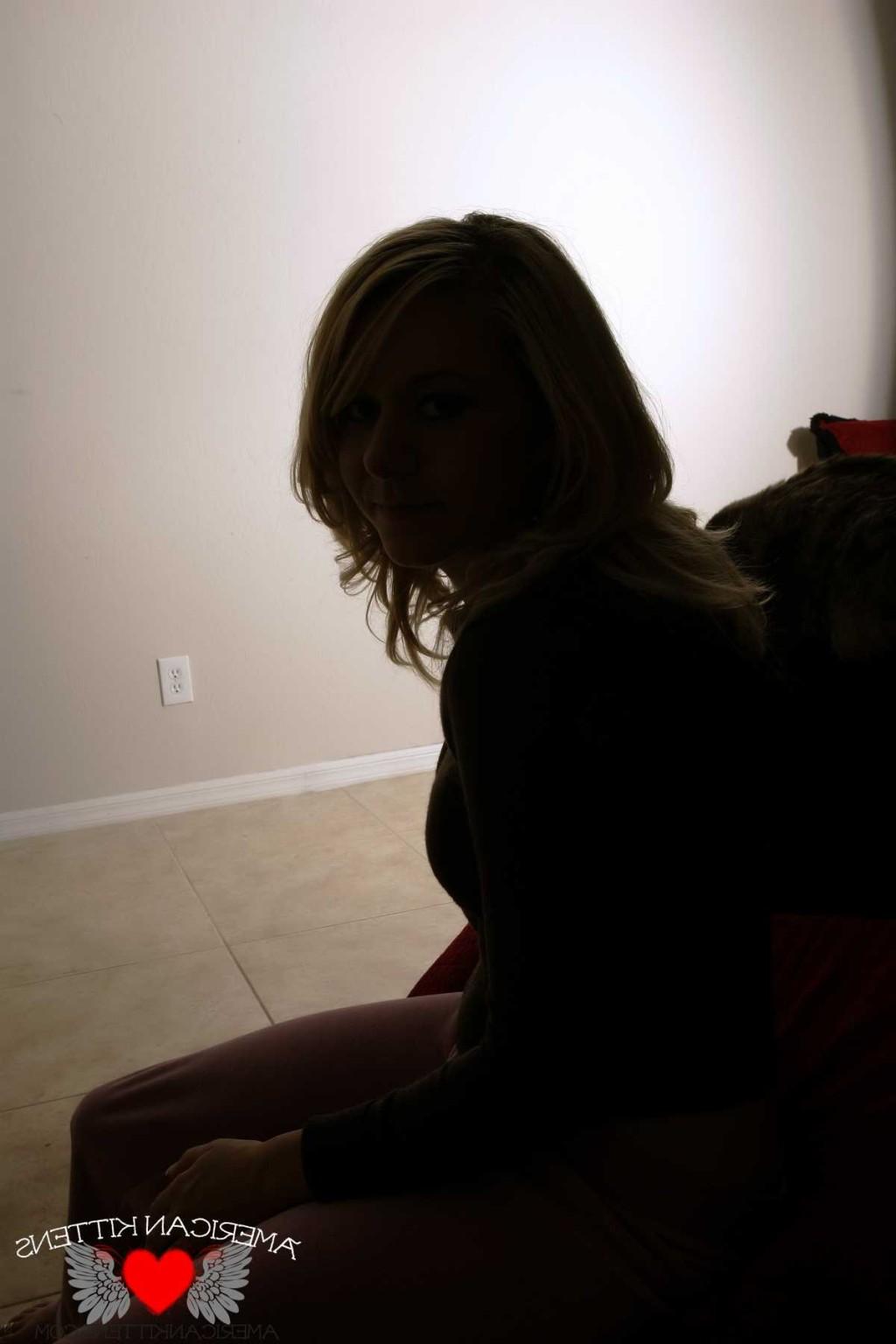 18P Watch and look as Ashlee plays with her shadow and toys