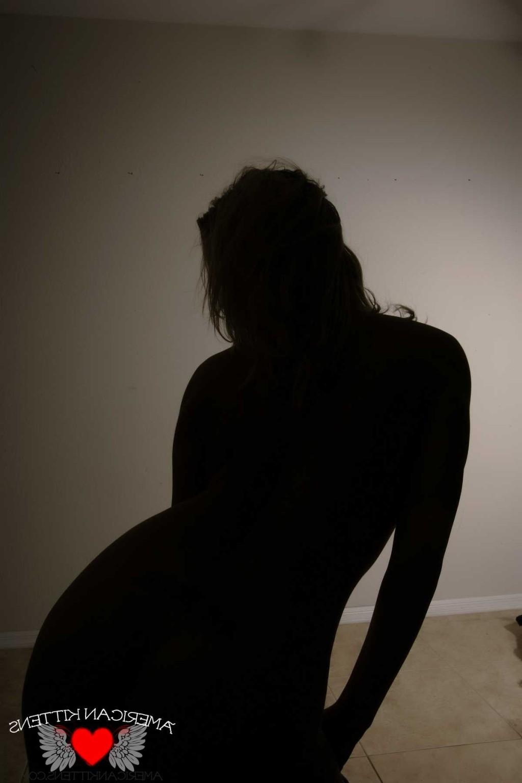 18P Watch and look as Ashlee plays with her shadow and toys